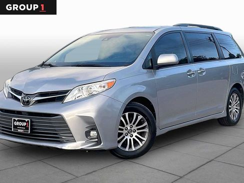 Used 2018 Toyota Sienna XLE Premium FWD image 1
