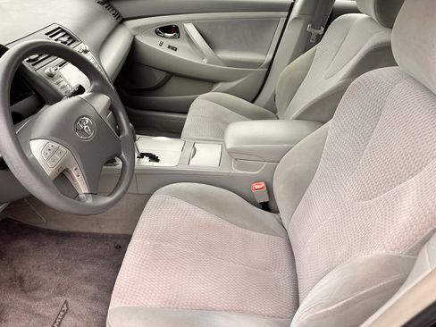 Used 2010 Toyota Camry LE image 5