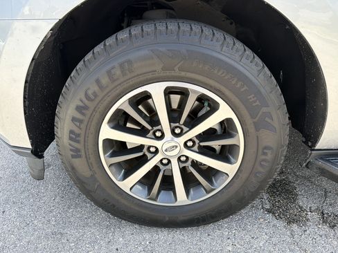 Used 2020 Ford Expedition XLT RWD image 9