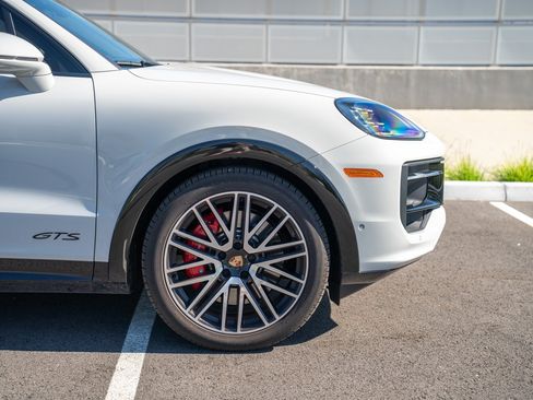 Used 2025 Porsche Cayenne GTS AWD/4WD image 9