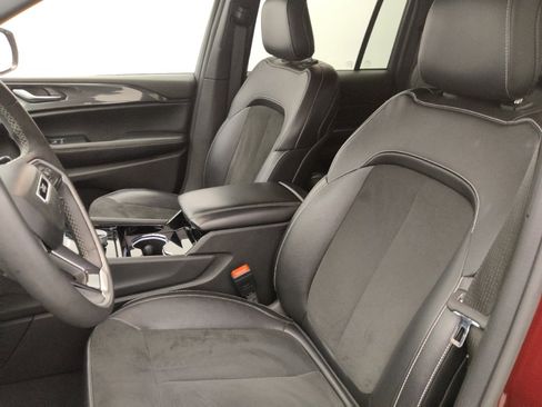 Used 2023 Jeep Grand Cherokee Altitude AWD/4WD image 17