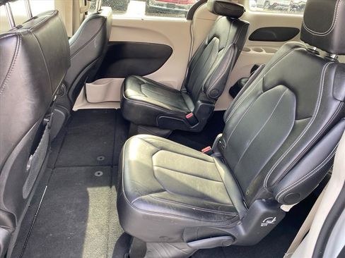 Used 2024 Chrysler Pacifica Touring-L FWD image 22