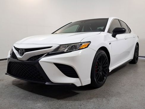 Used 2019 Toyota Camry SE image 3