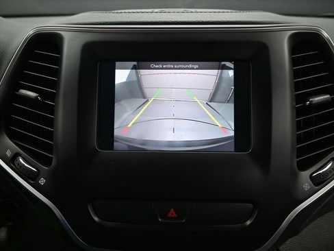 Used 2019 Jeep Cherokee Latitude w/ Popular Appearance Group FWD image 19
