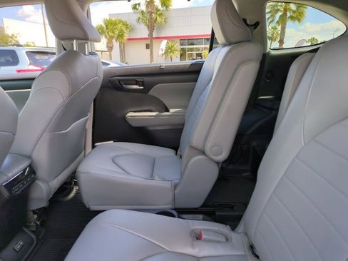 Used 2023 Toyota Highlander XLE image 19