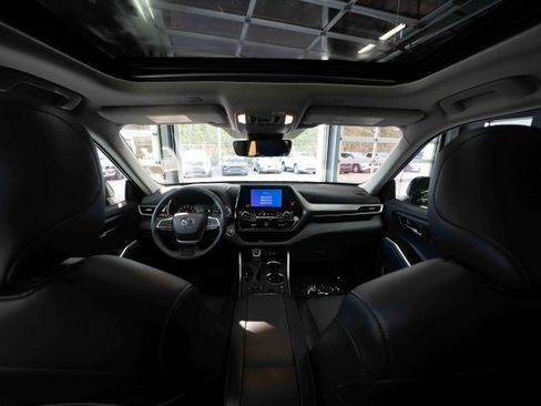 Used 2025 Toyota Highlander XLE image 19