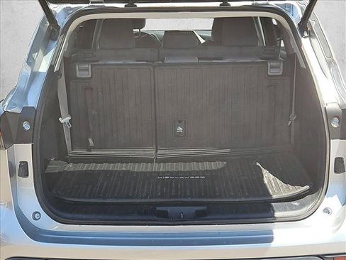 Used 2021 Toyota Highlander LE AWD/4WD image 6