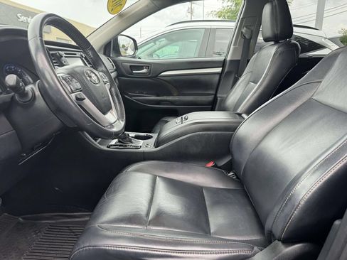 Used 2019 Toyota Highlander XLE AWD/4WD image 14