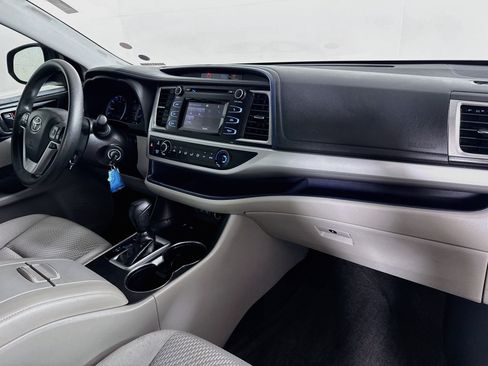 Used 2018 Toyota Highlander LE FWD image 36