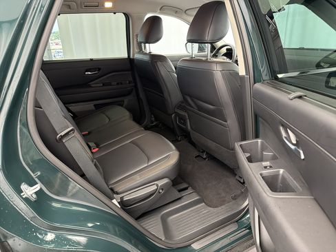 Used 2025 Nissan Pathfinder SL FWD image 11