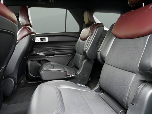 Used 2020 Ford Explorer Platinum w/ Premium Technology Package image 11