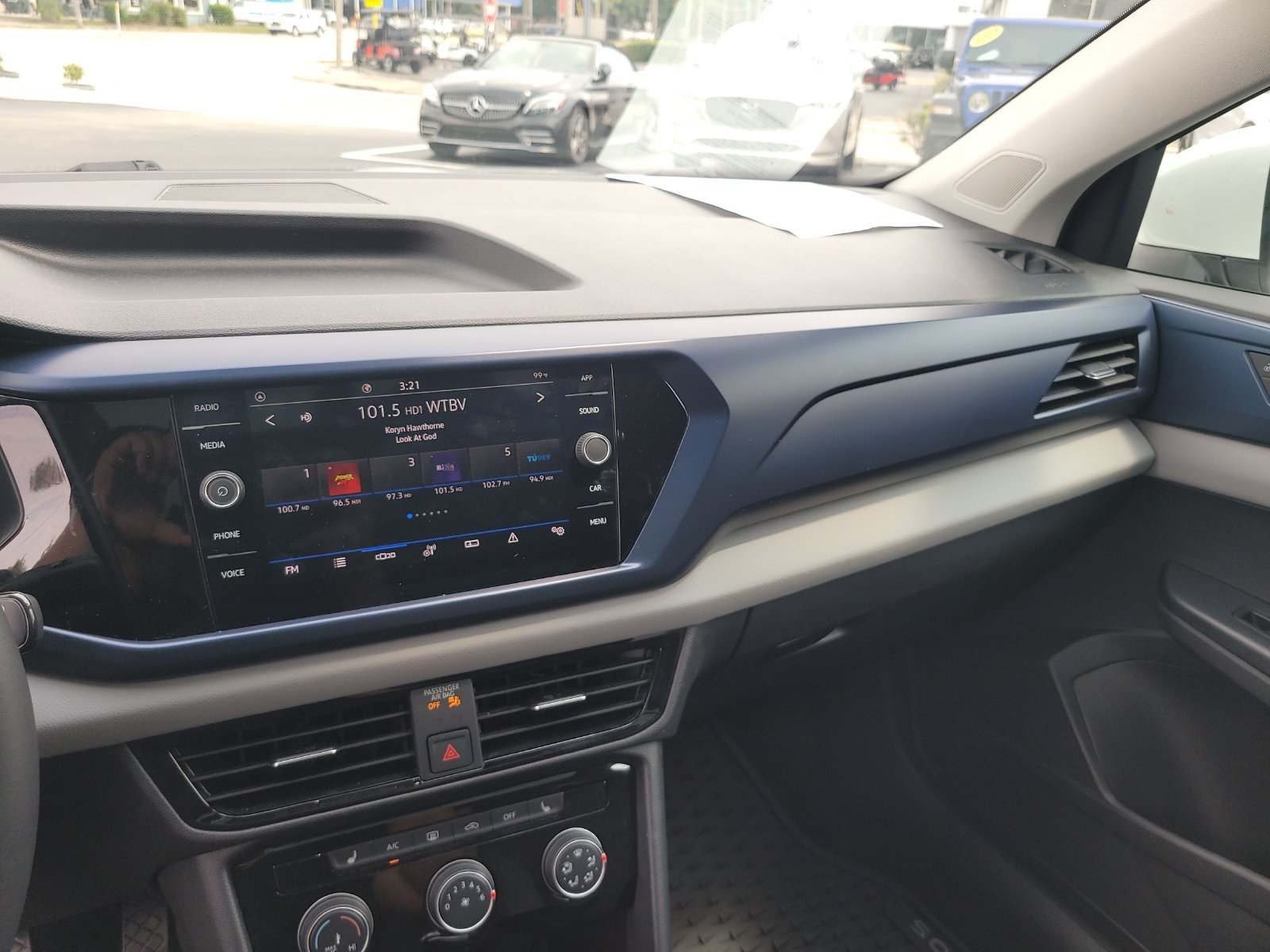 Used 2023 Volkswagen Taos SE w/ Panoramic Sunroof Package FWD image 19