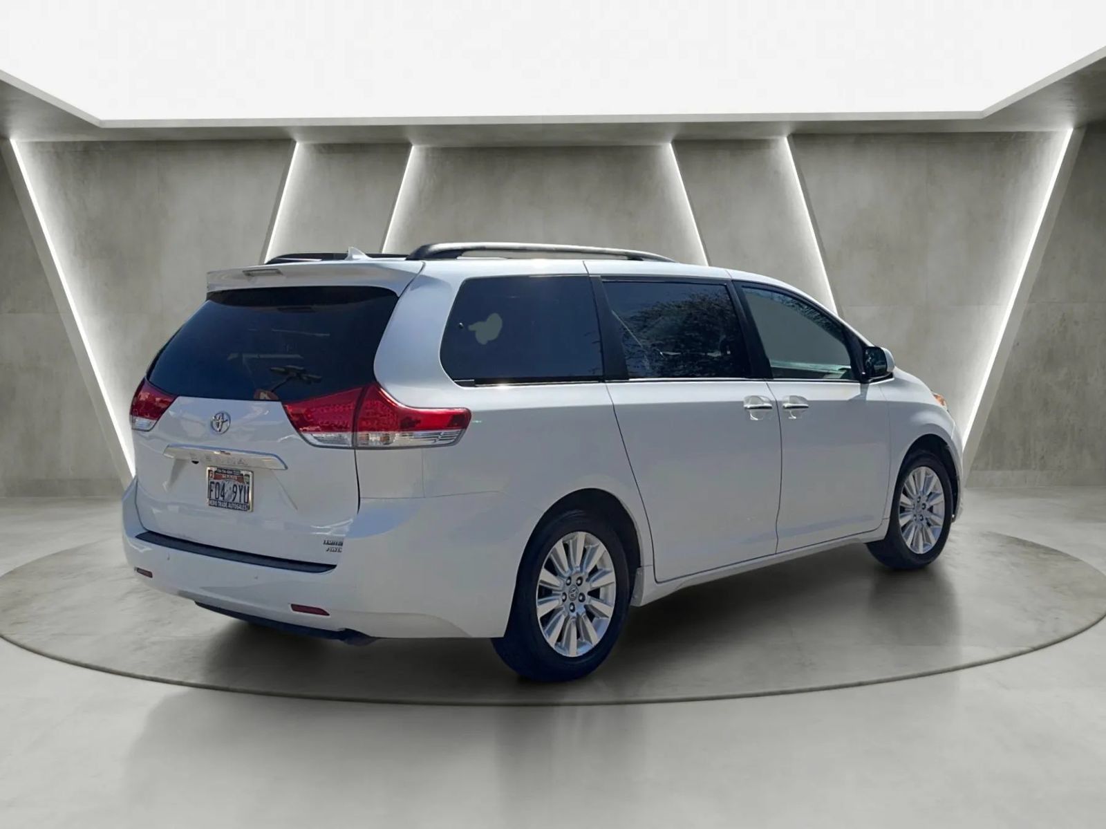 Used 2011 Toyota Sienna Limited w/ Premium Pkg AWD/4WD image 3