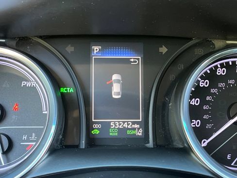 Used 2020 Toyota Camry SE w/ Sunroof Package FWD image 15