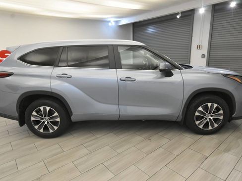 Used 2024 Toyota Highlander XLE image 6