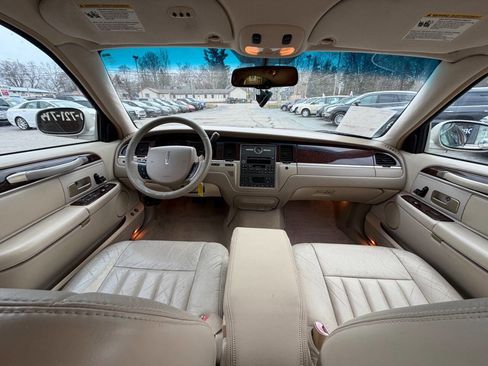 Used 2006 Lincoln Town Car Signature image 18
