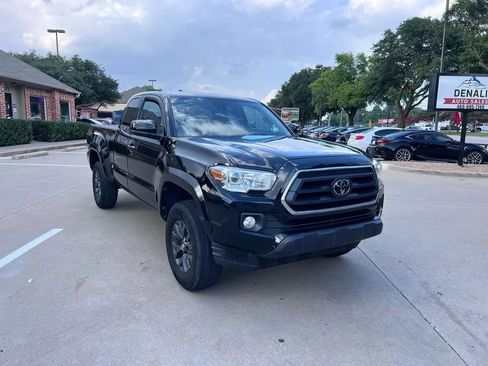 Used 2022 Toyota Tacoma SR5 w/ SR5 Appearance Package (SM) AWD/4WD image 2