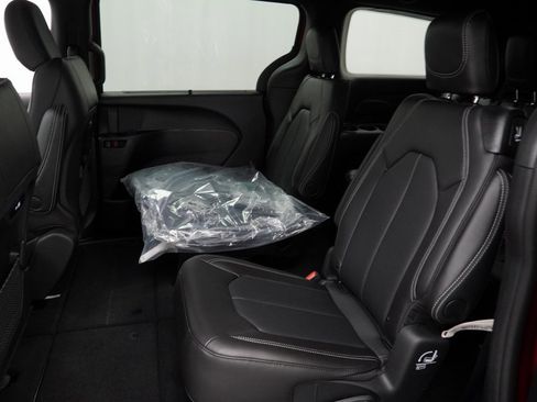 Certified 2025 Chrysler Pacifica Select image 21