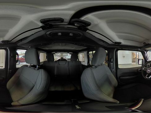 Used 2025 Jeep Wrangler Sahara image 41