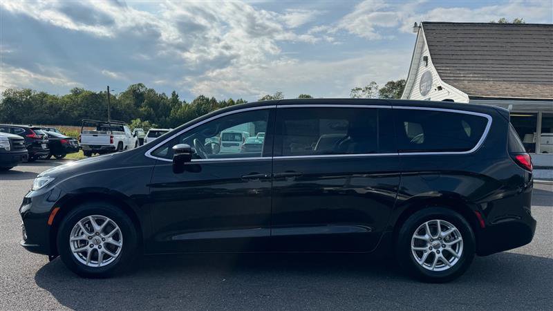 Used 2024 Chrysler Pacifica Touring FWD image 10