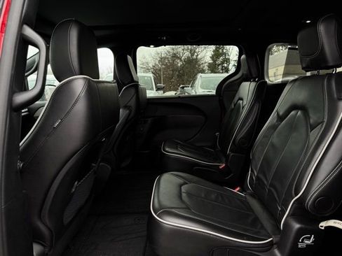Used 2025 Chrysler Pacifica Limited image 21