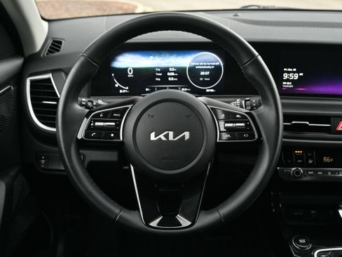 Used 2025 Kia Seltos EX image 18