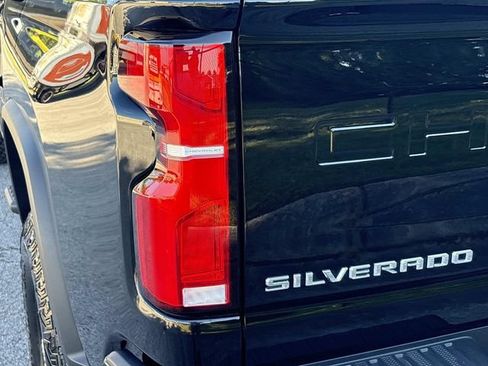 Used 2025 Chevrolet Silverado 2500 ZR2 w/ Technology Package AWD/4WD image 12