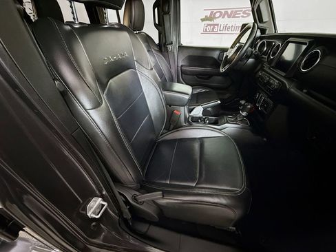 Used 2018 Jeep Wrangler Unlimited Sahara image 32