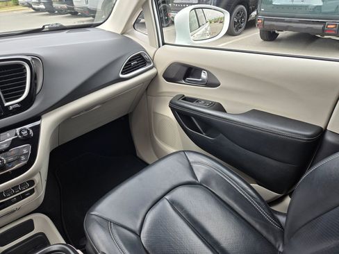 Used 2022 Chrysler Pacifica Touring-L FWD image 11