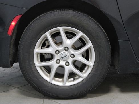 Used 2024 Chrysler Pacifica Touring-L image 12