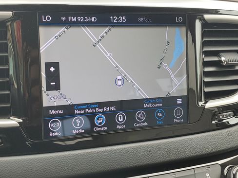 Used 2018 Chrysler Pacifica Touring-L FWD image 25