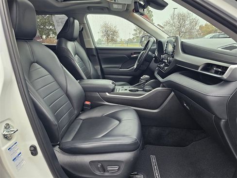 Used 2021 Toyota Highlander XLE image 10