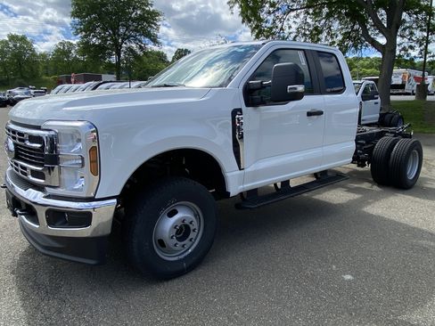 New 2025 Ford F350 XL w/ XL Chrome Package AWD/4WD image 3