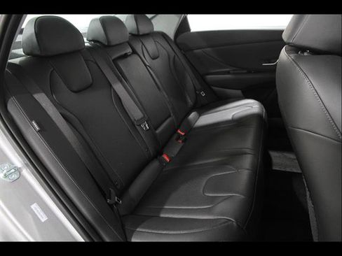 Used 2025 Hyundai Elantra Limited image 17
