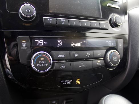 Used 2016 Nissan Rogue SV image 20