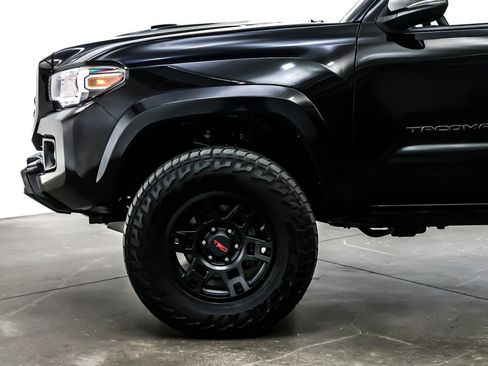 Used 2019 Toyota Tacoma TRD Sport image 9