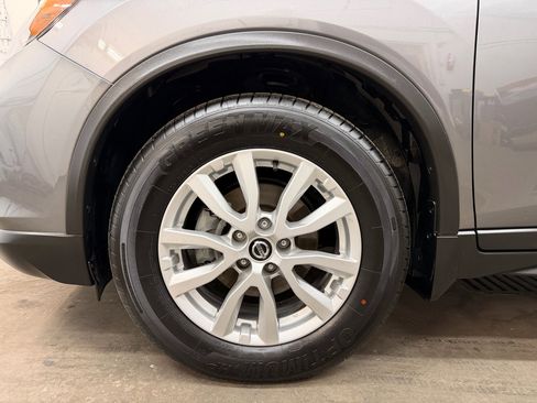 Used 2018 Nissan Rogue SV image 8