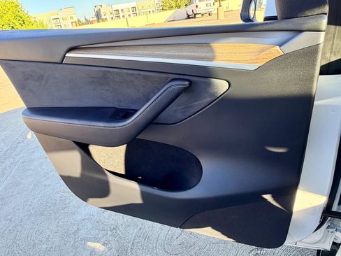 Used 2022 Tesla Model Y Long Range AWD/4WD image 32