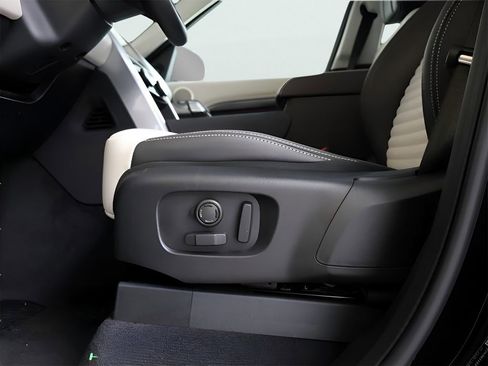 New 2025 Land Rover Discovery Metropolitan Edition image 80