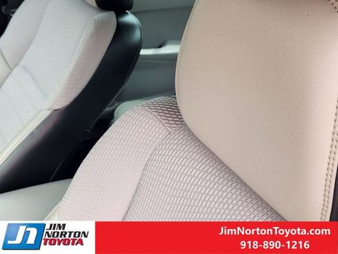 Used 2016 Toyota Camry SE FWD image 17