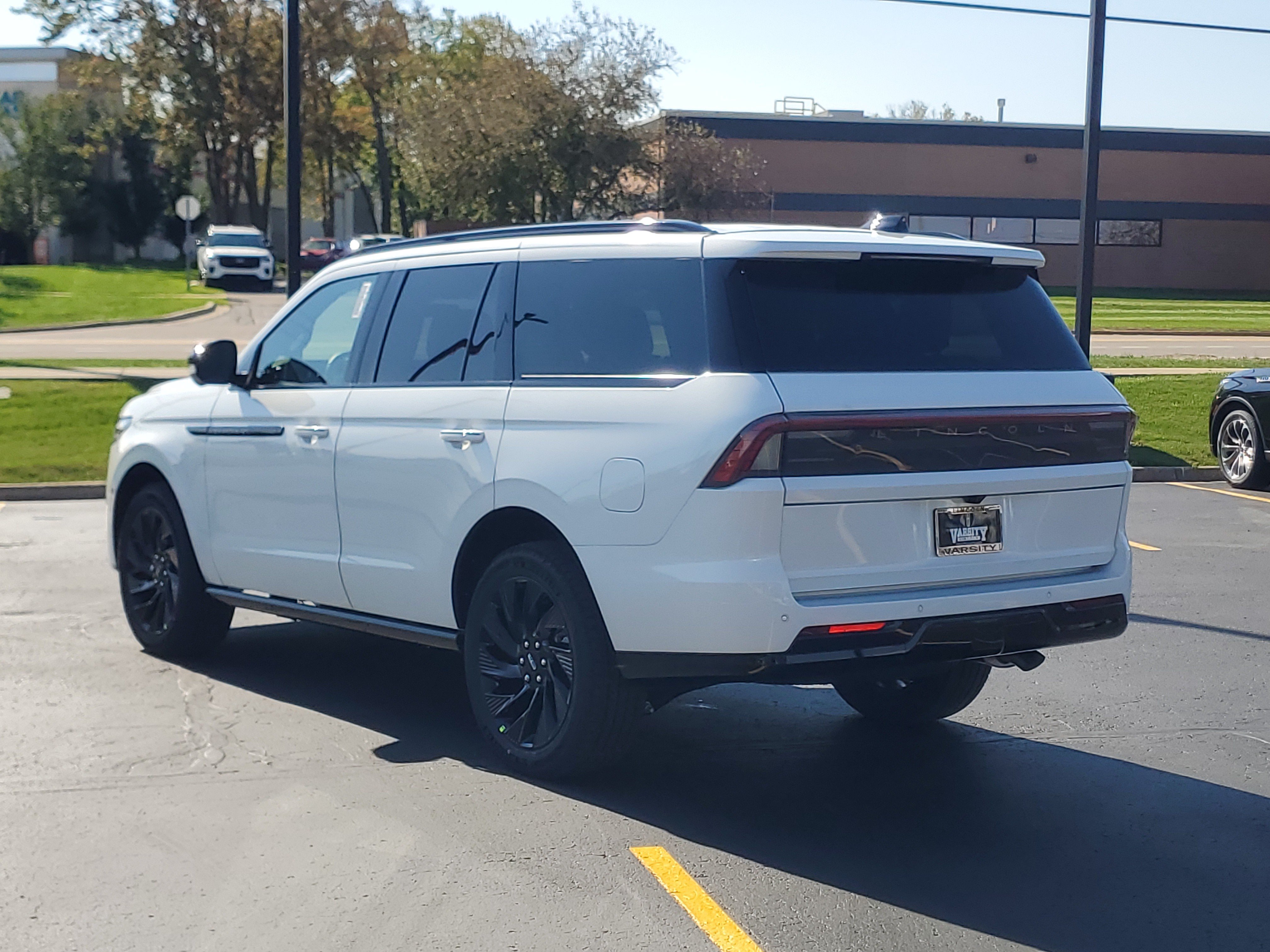 New 2027 Lincoln Navigator Reserve w/ Jet Appearance Package AWD/4WD image 3
