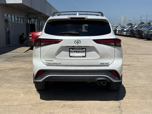 Used 2023 Toyota Highlander XSE AWD/4WD image 4