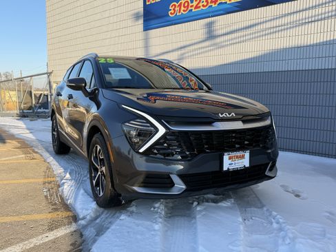 Used 2025 Kia Sportage EX image 2