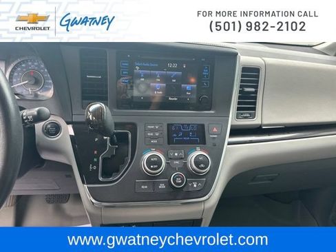 Used 2015 Toyota Sienna XLE Premium FWD image 17