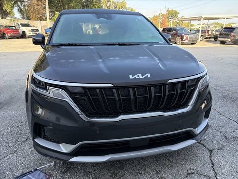 Used 2024 Kia Carnival EX FWD image 2