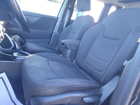 Used 2018 Jeep Renegade Latitude w/ Cold Weather Group image 28