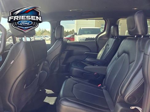 Used 2025 Chrysler Pacifica Select image 22