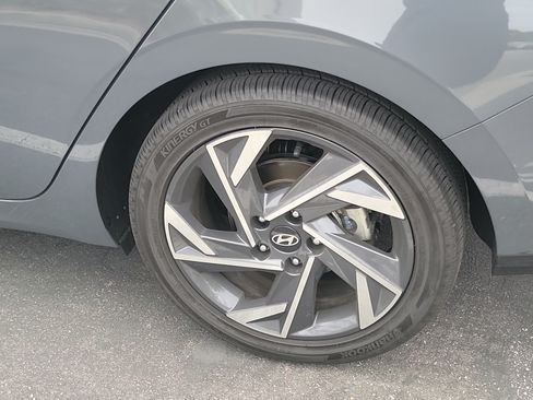 Used 2025 Hyundai Elantra Limited FWD image 5