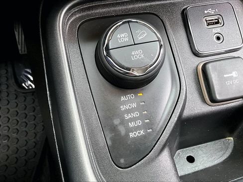 Used 2020 Jeep Compass Trailhawk AWD/4WD image 24