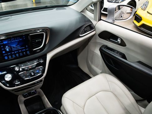 Used 2017 Chrysler Pacifica Touring-L image 10